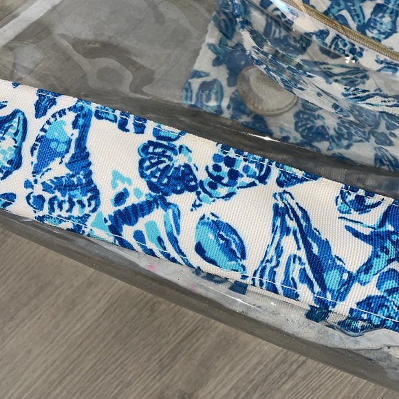 Large Lilly Pulitzer clear tote bag with wristlet used but good condition - Picture 3 of 4